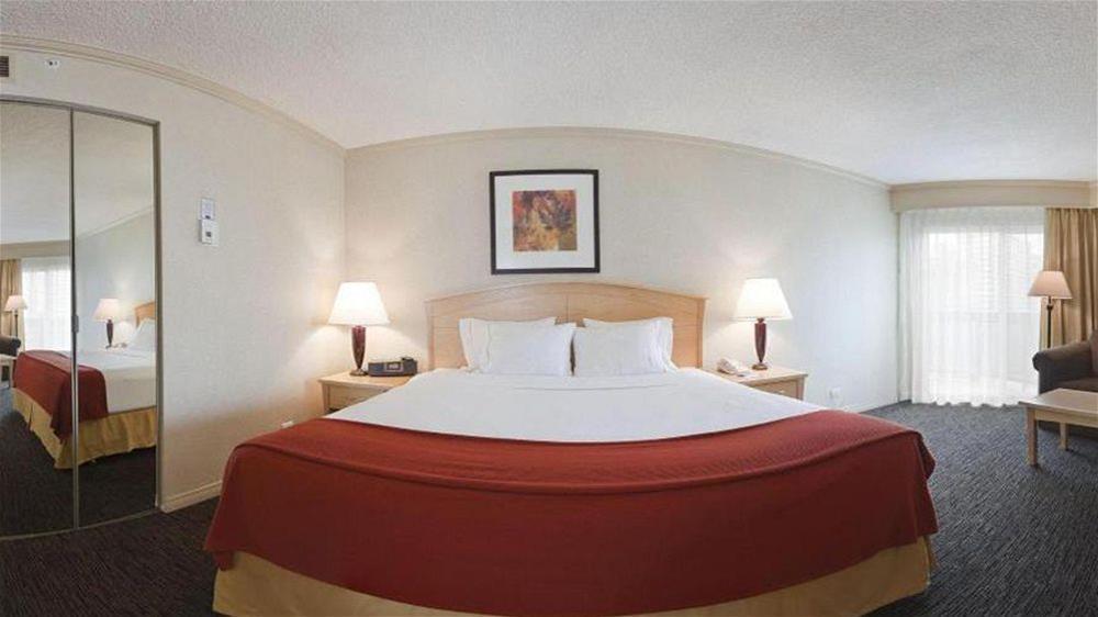 Holiday Inn Express Edmonton Downtown By Ihg Экстерьер фото