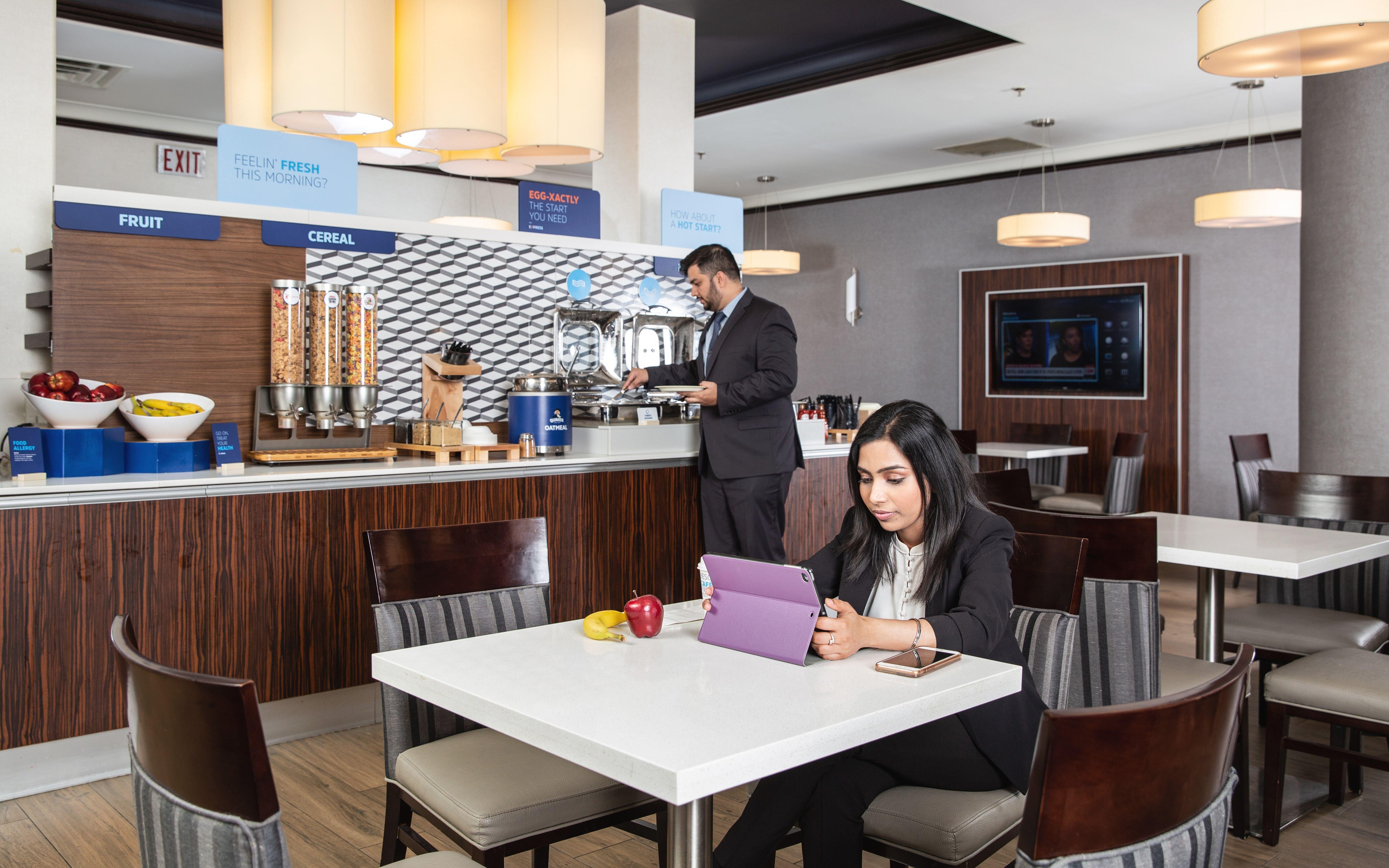 Holiday Inn Express Edmonton Downtown By Ihg Экстерьер фото