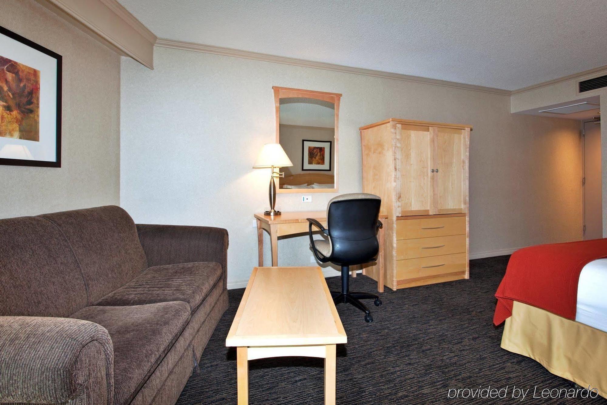 Holiday Inn Express Edmonton Downtown By Ihg Экстерьер фото