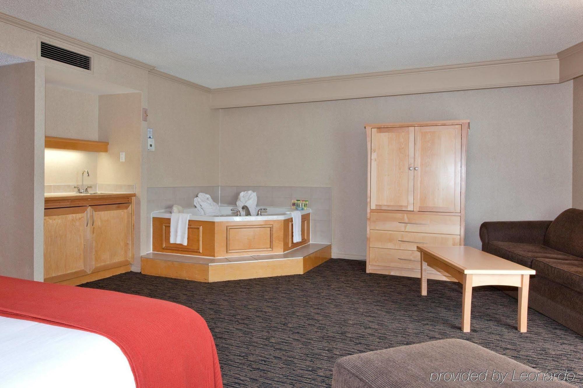 Holiday Inn Express Edmonton Downtown By Ihg Экстерьер фото